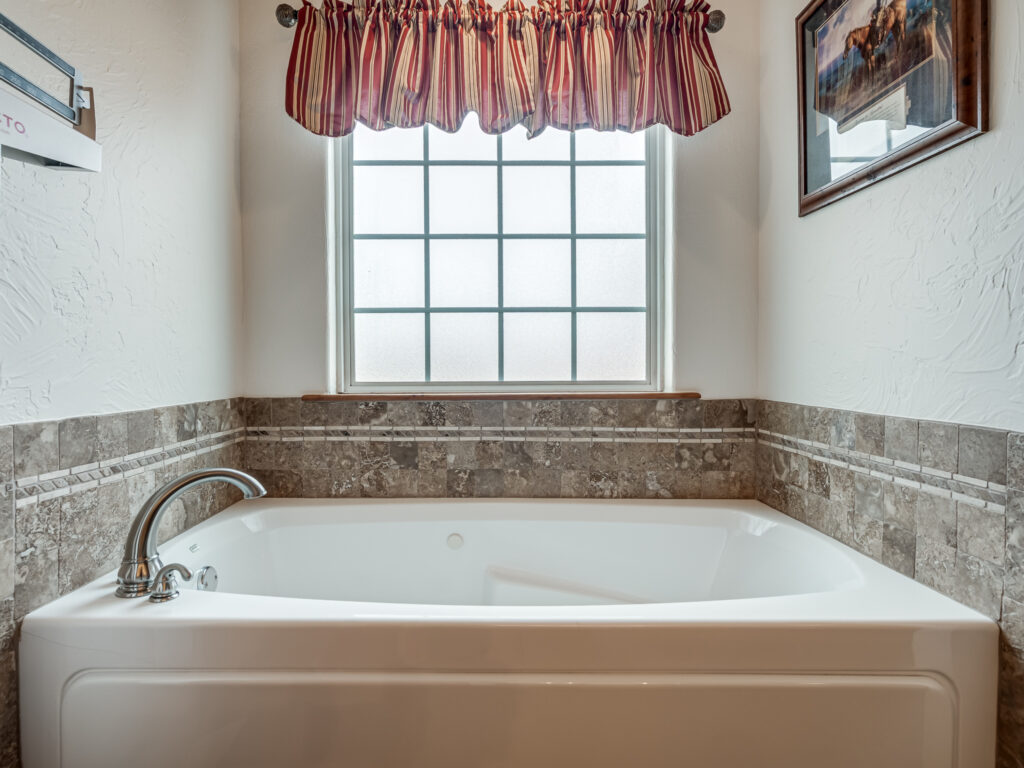 Jetted Jacuzzi Garden Tub