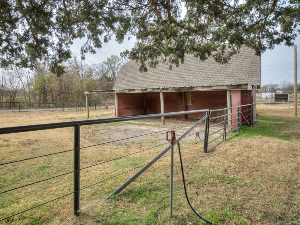 Loafing Shed for Horse to get out of Inclement weather
