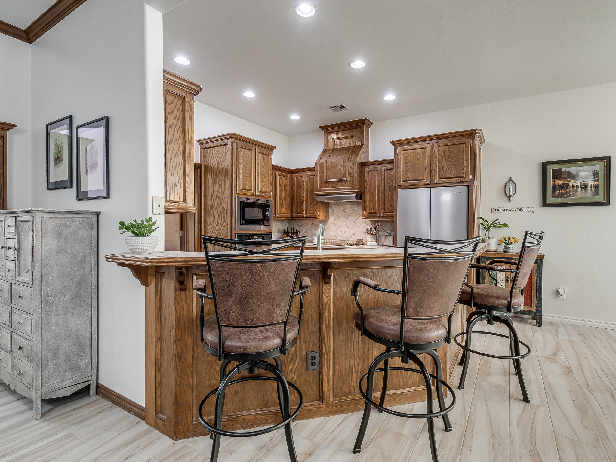 Kitchen and Breakfast Bar