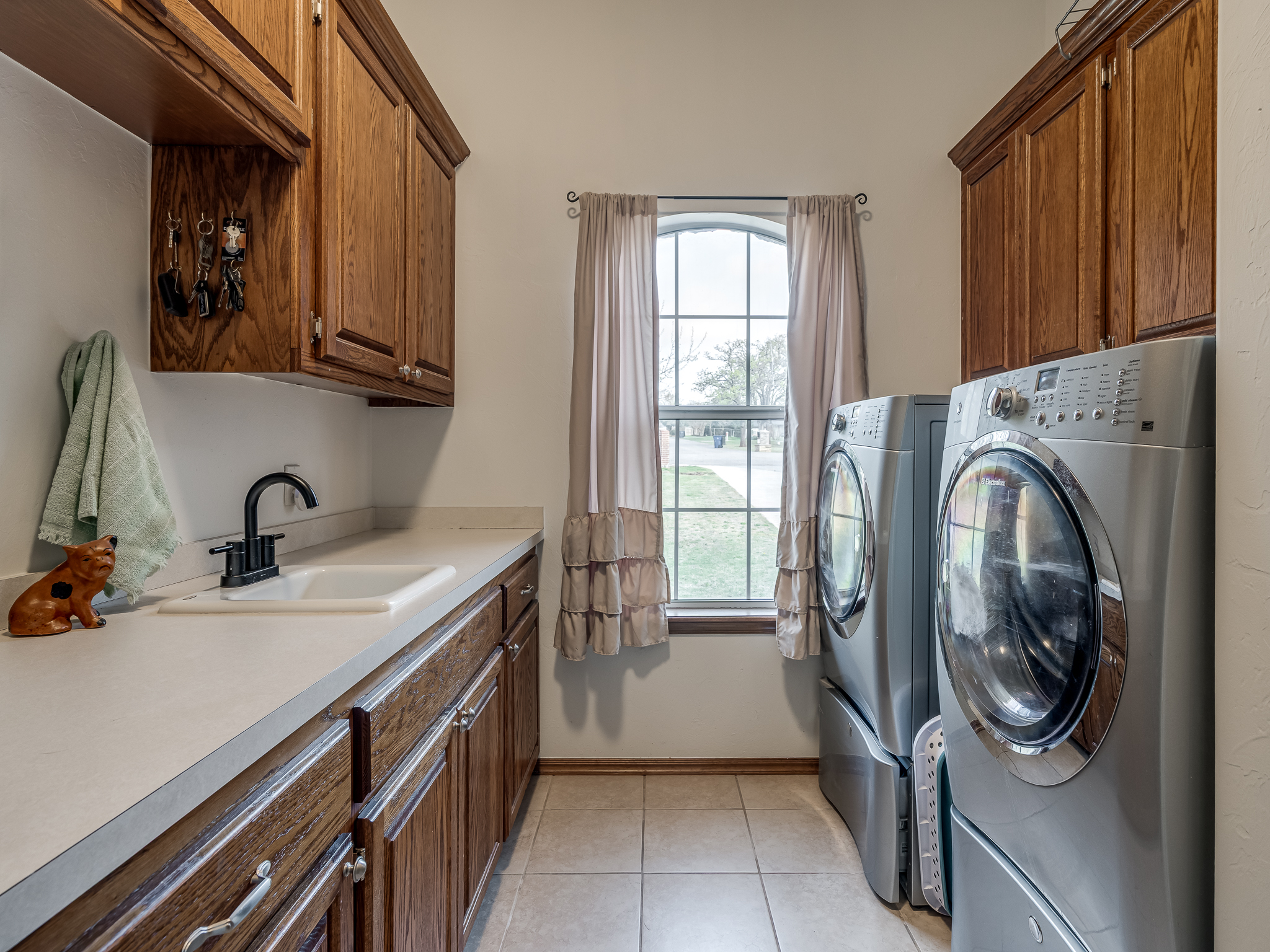 Sink in Utility Room... Marvelous!