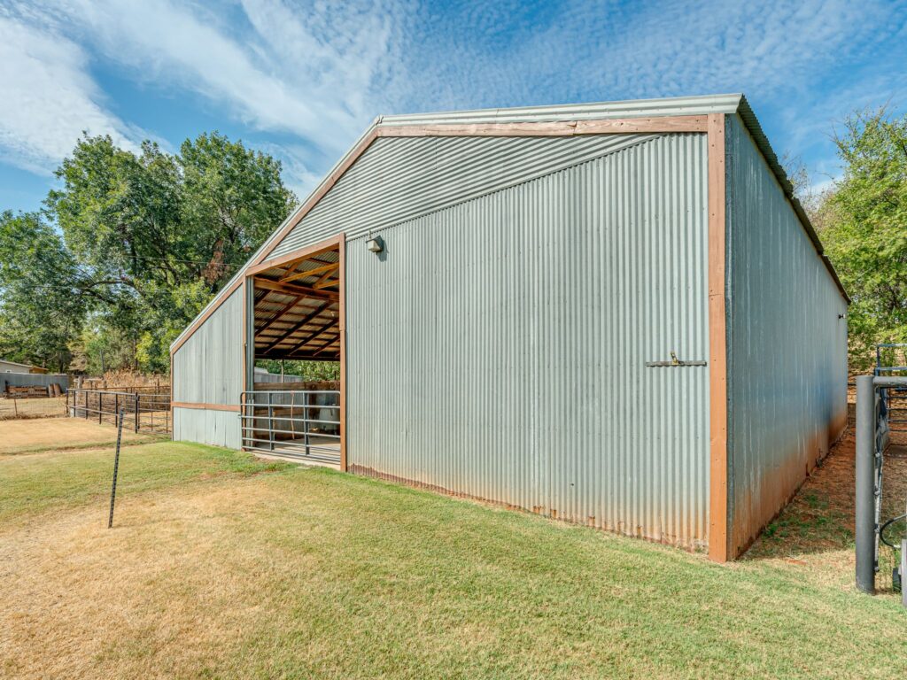 50X47 Haybarn with Len-To, Corrals, and Pasture